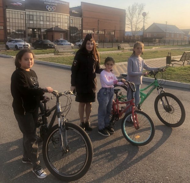 Госавтоинспектор Отделения МВД России по Ирафскому району во время осенних каникул провела беседы с детьми, которые увлекаются ездой на велосипедах